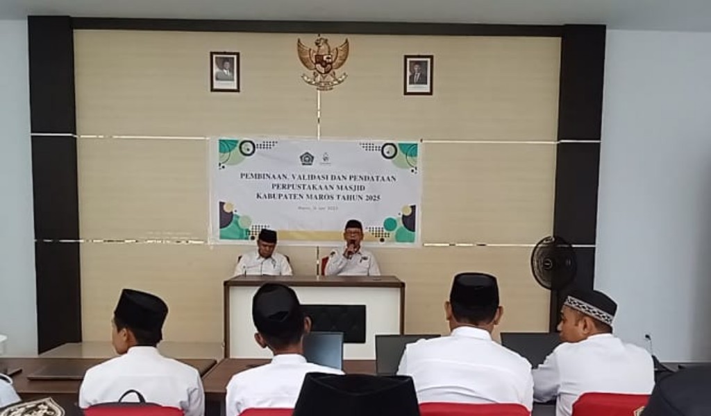 Kasi Bimas Islam Kemenag Maros saat di hadapan peserta kegiatan pembinaan masjid di aula KUA Lau (foto: Syamsir)