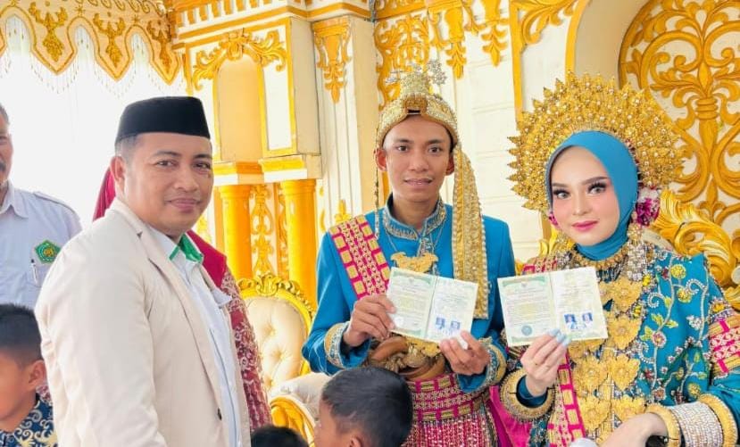 Kepala KUA saat penyerahan buku nikah