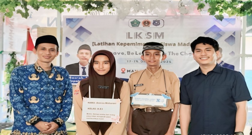 Anarchie, legislator muda Sulsel, berpose bersama peserta LKSM MAN 2 Soppeng usai sesi motivasi tentang kepemimpinan dan semangat perubahan bagi generasi madrasah.