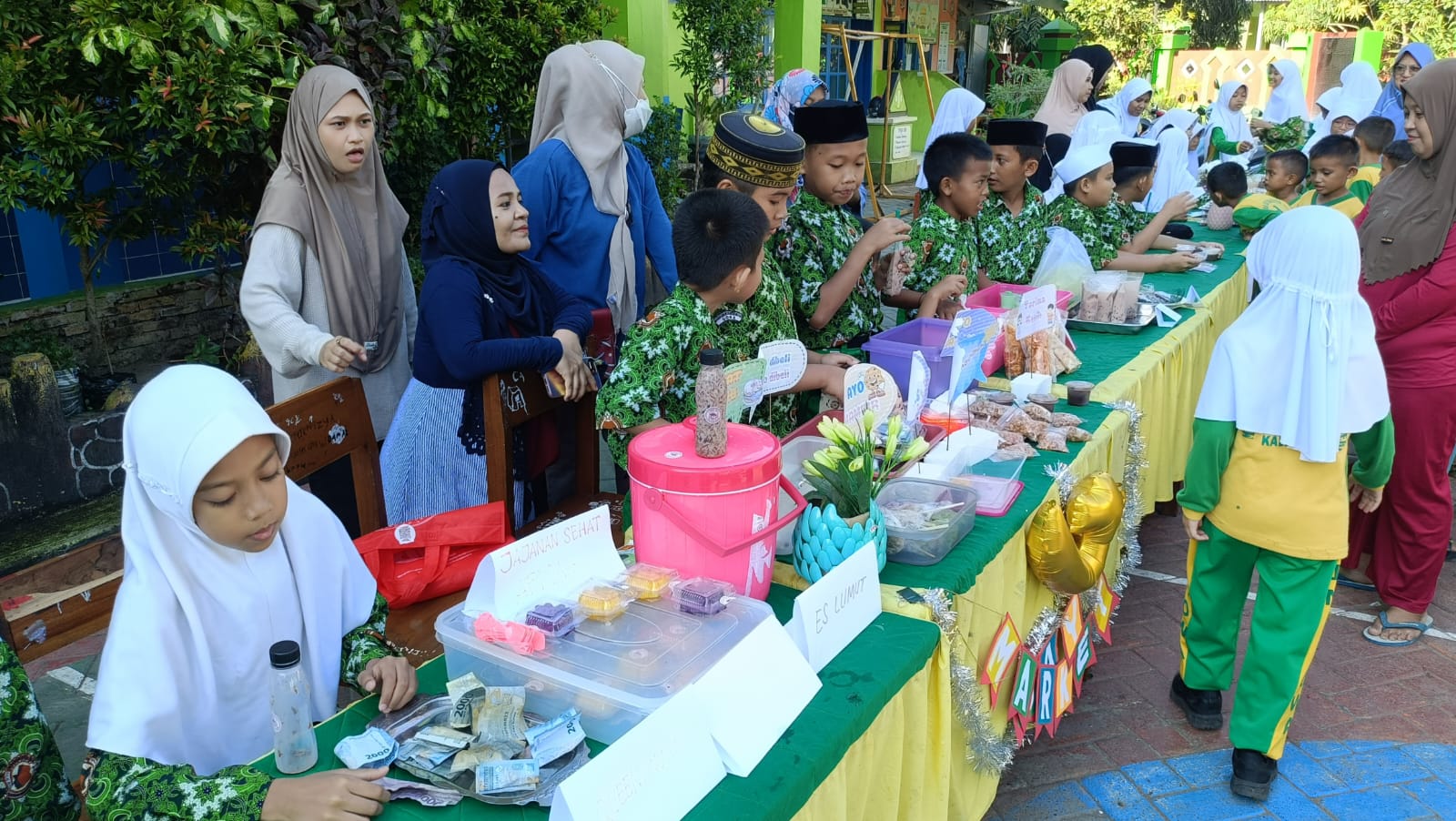 Suasana market day di halaman madrasah