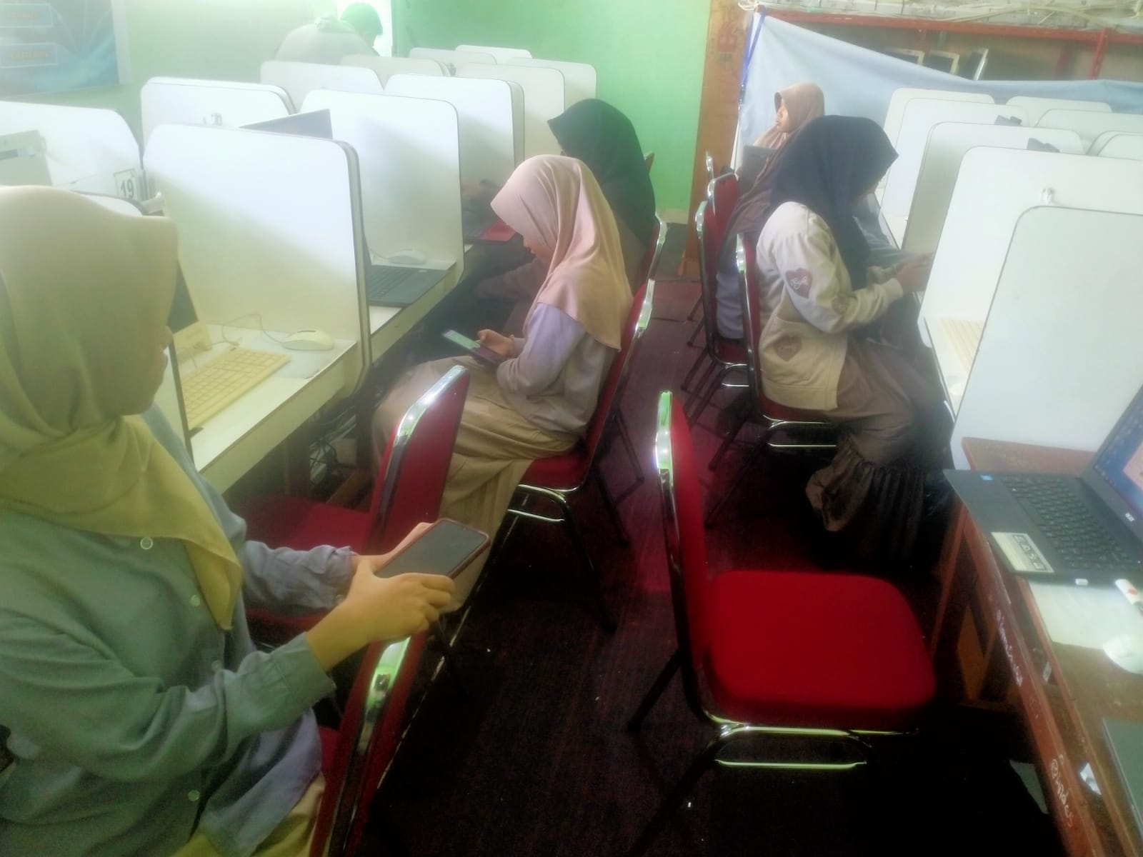 Simulasi OMI 2025 di LAb Komputer
