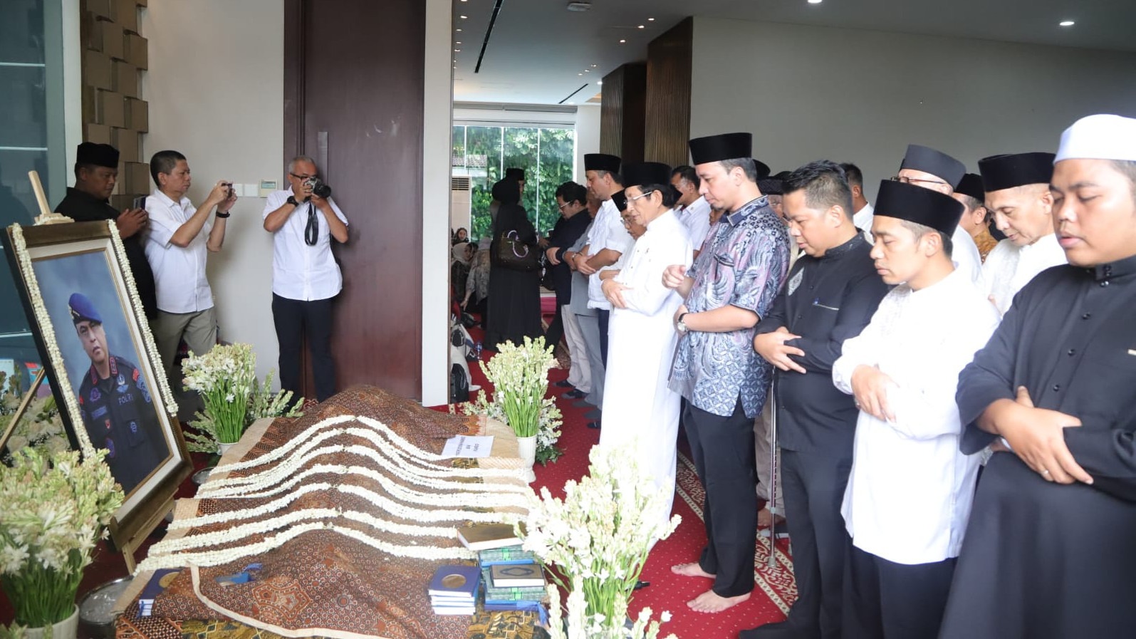 Menag Nasaruddin saat menjadi imam shalat jenazah alm. Syafruddin Kambo (bergamis putih)