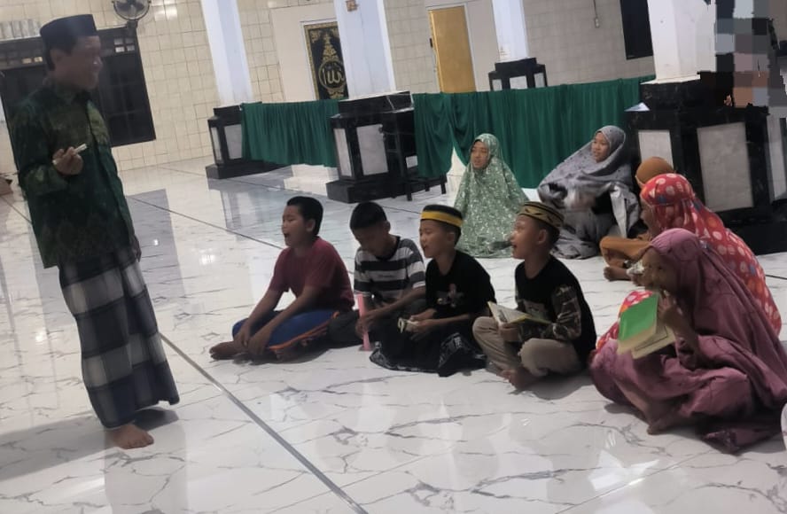 Dari Alif hingga Ya : Anak-anak TPQ Kajuangin Dibina Langsung Penyuluh Agama KUA Lembang