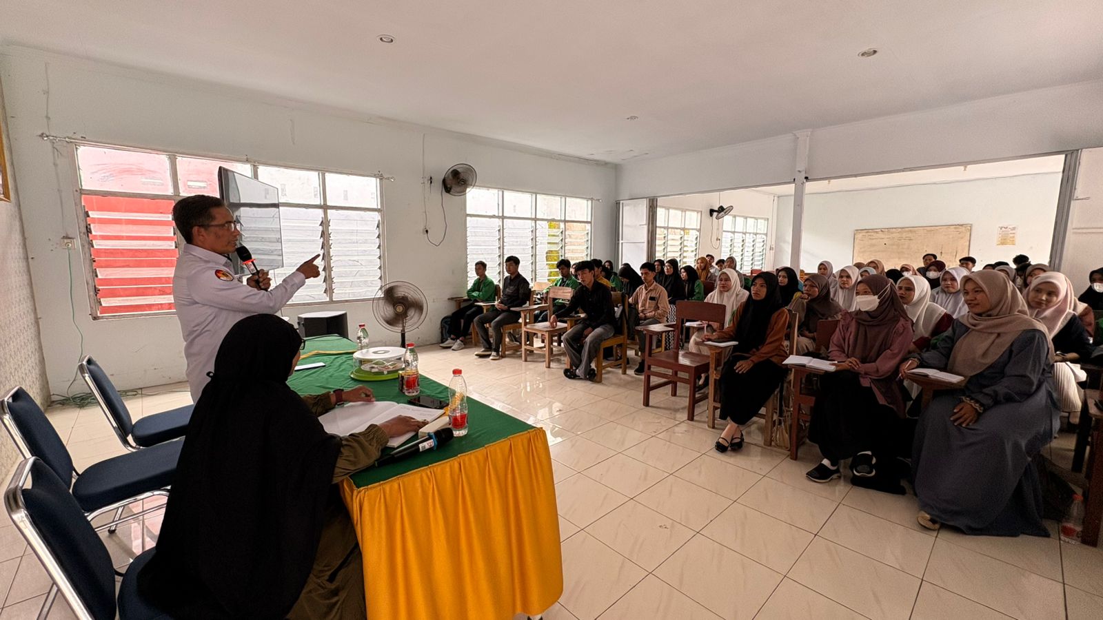 Kakankemenag Maros H. Muhammad Nur Halik saat memberikan pembekalan mahasiswa KKN STAI DDI Maros.