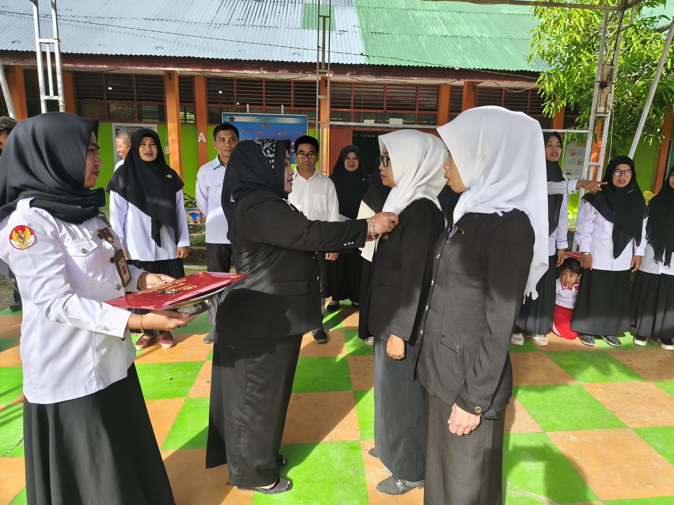 Prosesi penyematan Satyalancana Karya Satya secara simbolis oleh Kepala MTsN 5 Bulukumba, Ibu Nurmiah, S.Ag., M.Pd.,