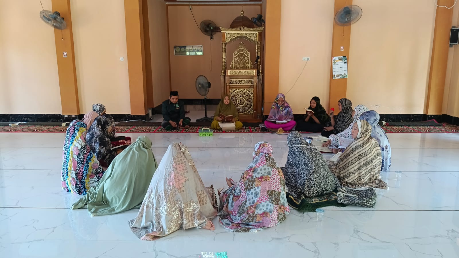 jamaah majelis Taklim Darul Muhsinin desa paccing antusias mengikuti pengajian