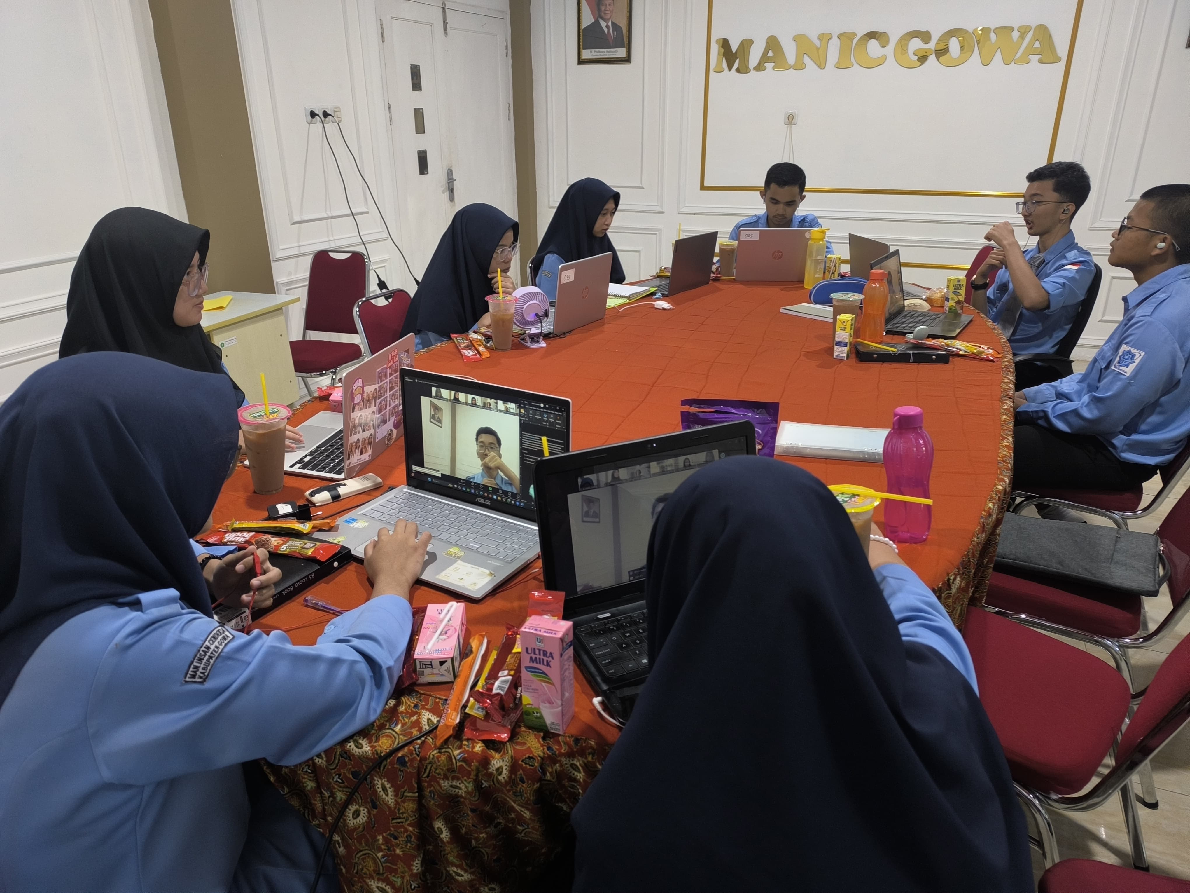 Para peserta fokus menyimak