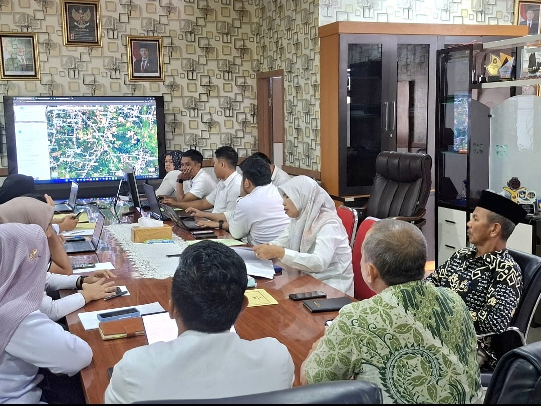 Kepala Kemenag Takalar bersama Kepala Kantor Pertanahan Takalar saat duduk bersama memverifikasi tanah wakaf mesjid/musallah