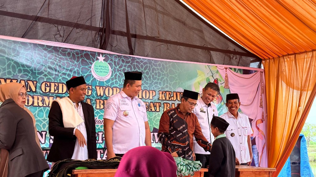 Penamatan santri Pesantren Baji Areng yang dirangkaian dengan peresmian gedung workshop (foto: Vicha)