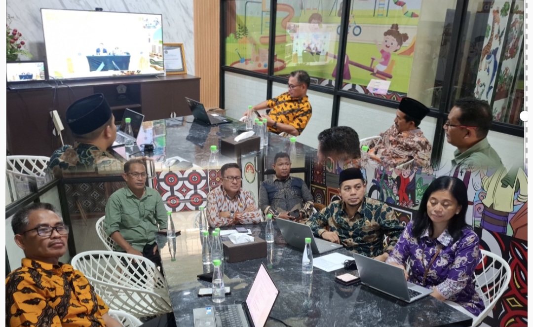 Kakankemenag Kota H.Muhammad didampingi para kasi dan penyelenggara ikuti Entry Meeting BPK RI secara Virtual