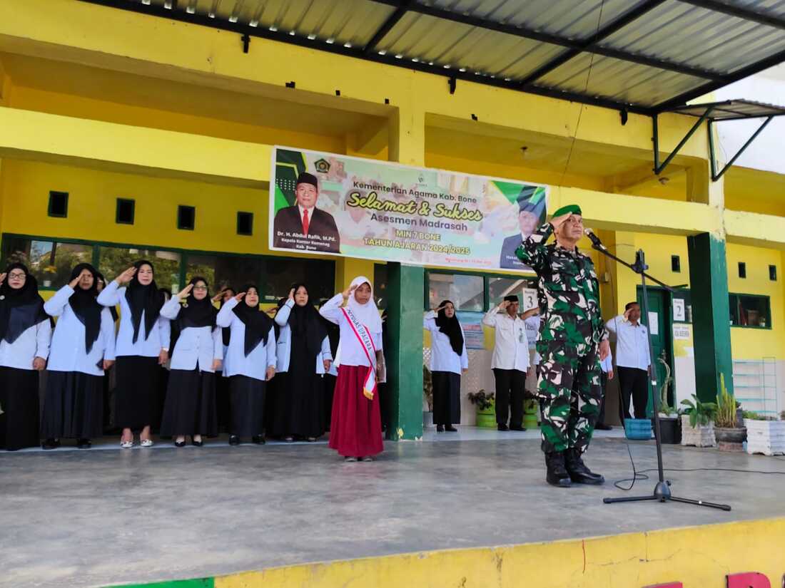 Babinsa Kelurahan Macanang Bertindak Selaku Inspektur Upacara di MIN 7 Bone