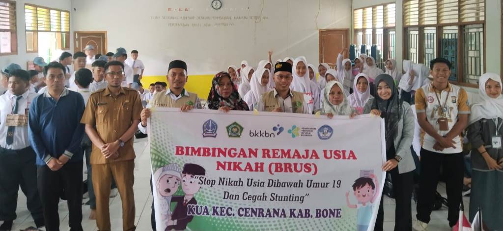 Penyuluh Agama Islam Kecamatan Cenrana menembus jalanan licin dan becek menuju SMA 27 Bone, semangat tetap menyala demi edukasi generasi muda.