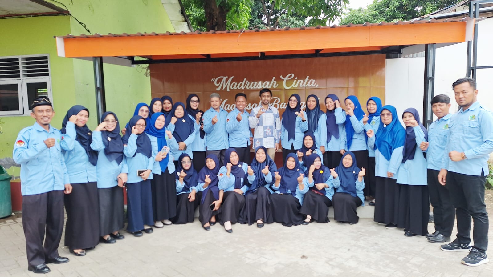 Personal MIN 2 Kota Makassar bersama Tim Monev Tim Monitoring dan Evaluasi (Monev) Kurikulum Berbasis Cinta (KBC) Dr. Zulkifli, S.Ag., M.Si.