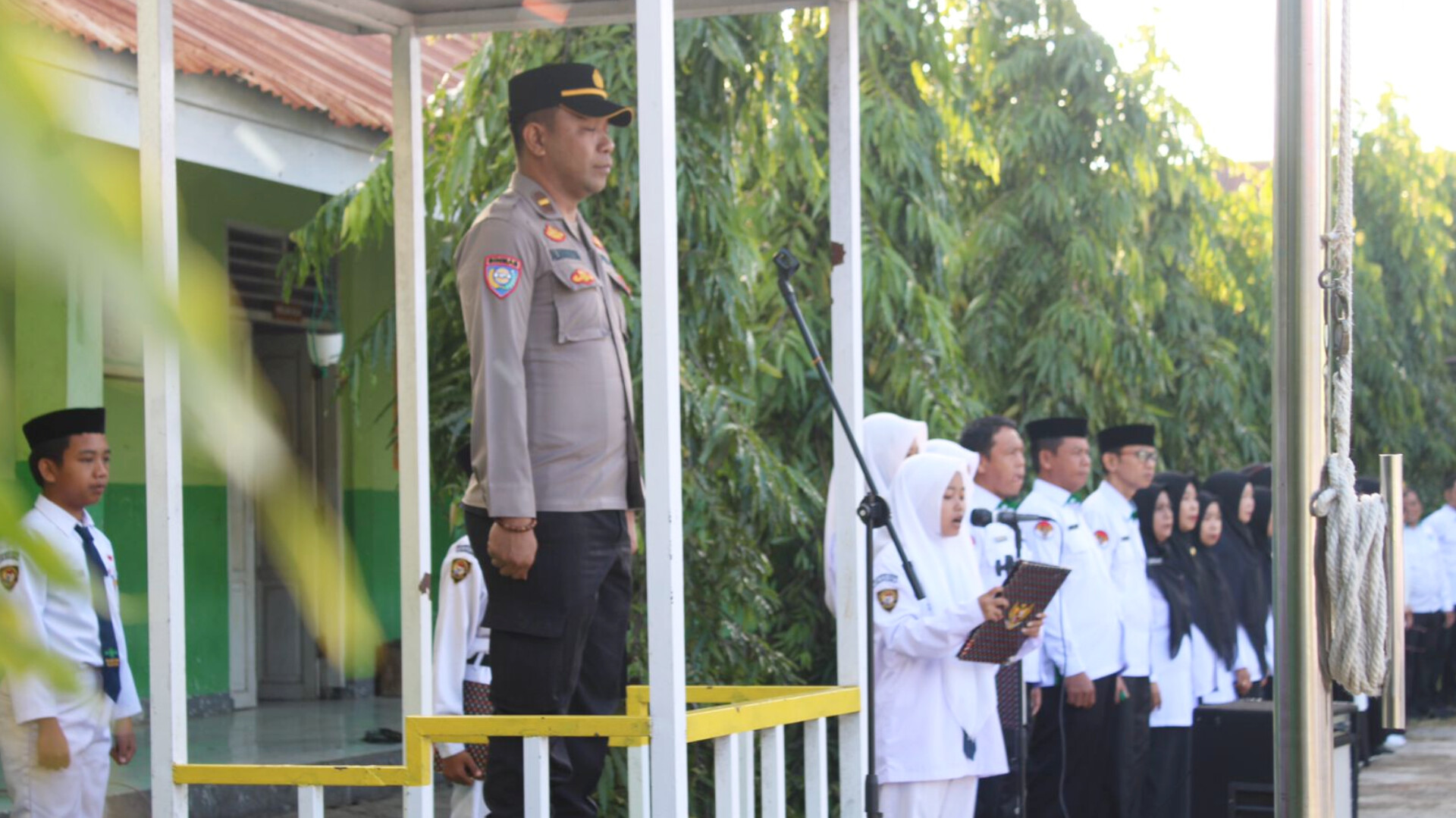 Kasat Binmas Polres Bantaeng Jadi Pembina Upacara di MTs Ma’arif NU Lasepang pada Senin, 21 Juli 2025 (Foto: Humas MTs Ma'arif NU Lasepang)