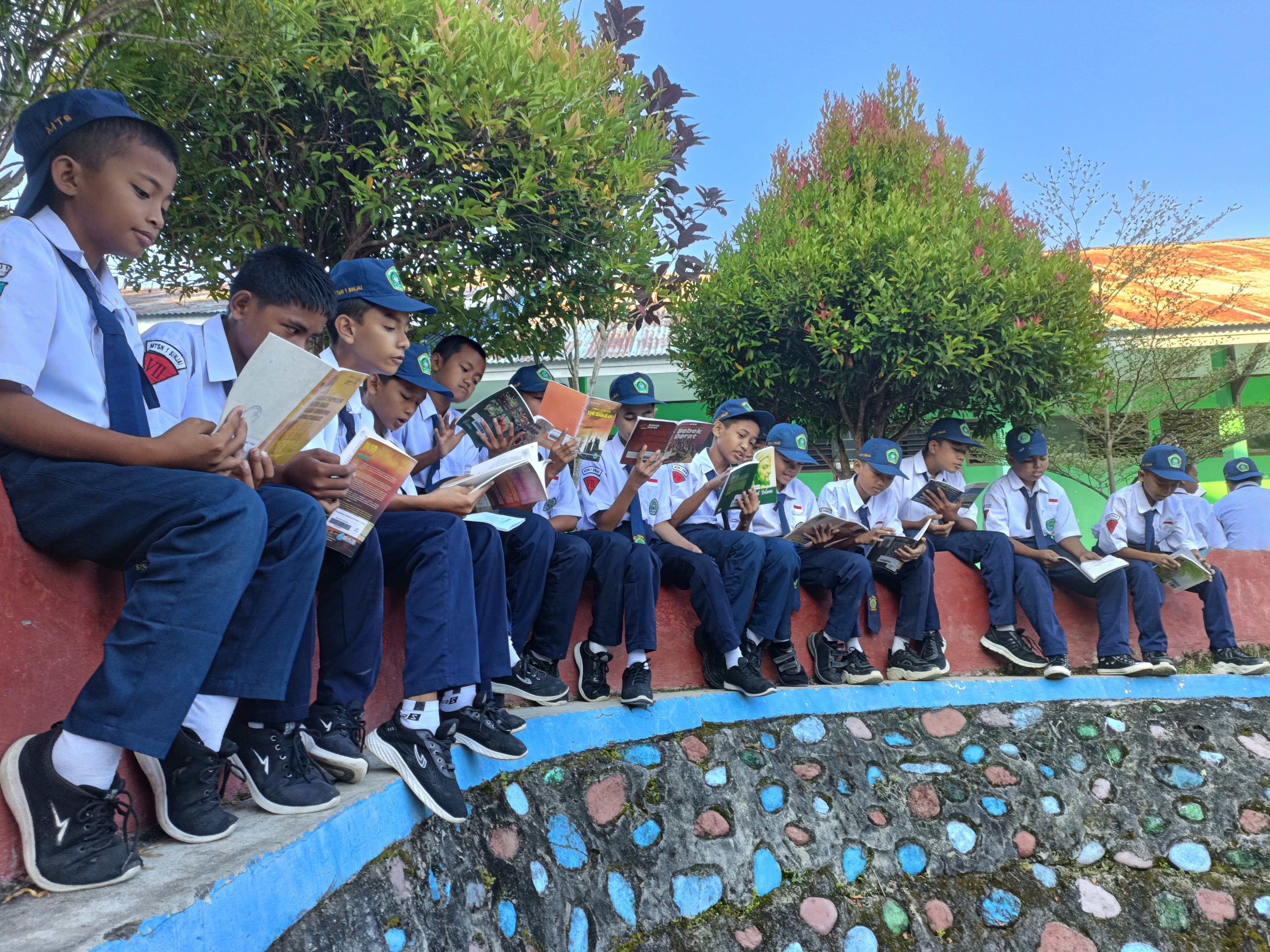 MTs Negeri 1 Sinjai kembali menggelar kegiatan Literasi Membaca Umum yang berlangsung di halaman madrasah