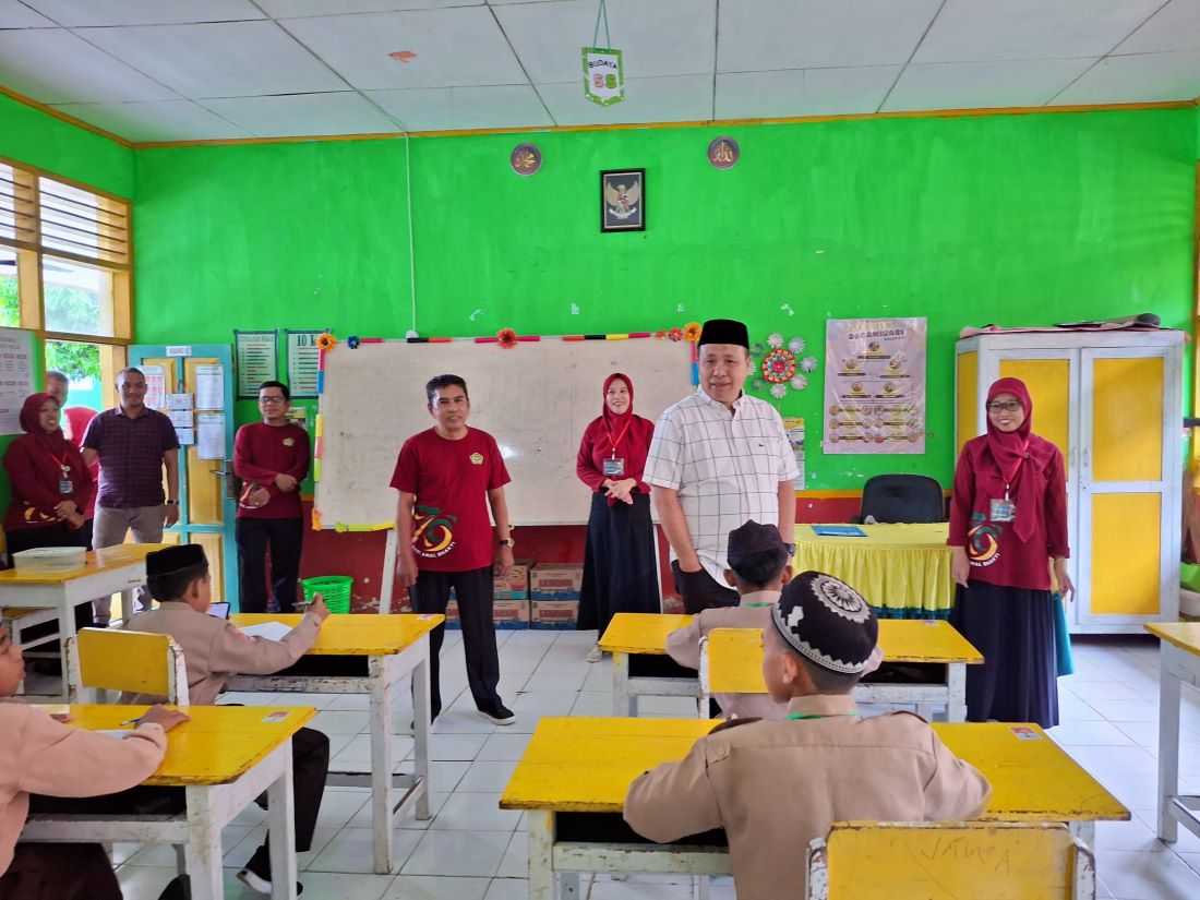 Kepala Kantor Kementerian Agama Kabupaten Bone saat memantau langsung pelaksanaan Asesmen Madrasah Berbasis Android di ruang ujian MIN 4 Bone.