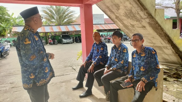 Kepala MAN Sidenreng Rappang, H. Mukhlis Siri’, Jalin Suasana Akrab Melalui Bincang Santai Bersama Guru dan Staf