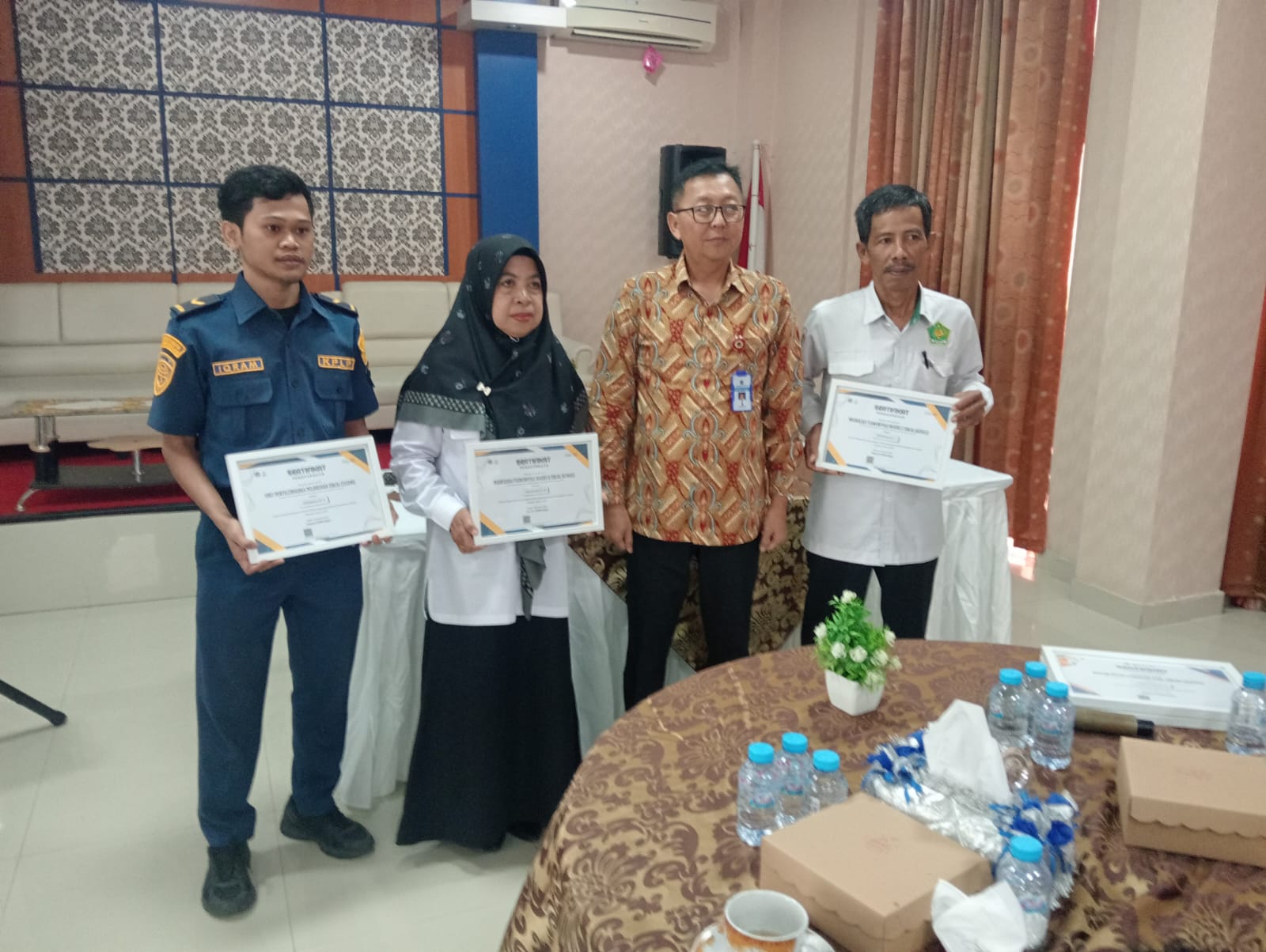 Plt Kepala MTsN 4 Sinjai Terima Penghargaan dari KPPN