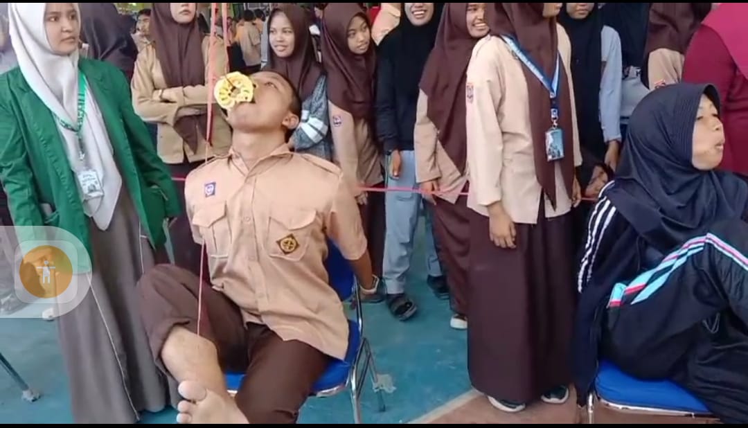 Gelak Tawa! dan Semangat Kebersamaan Warnai Lomba Makan Kerupuk HUT RI ke-80 di MAN 1 Kota Makassar