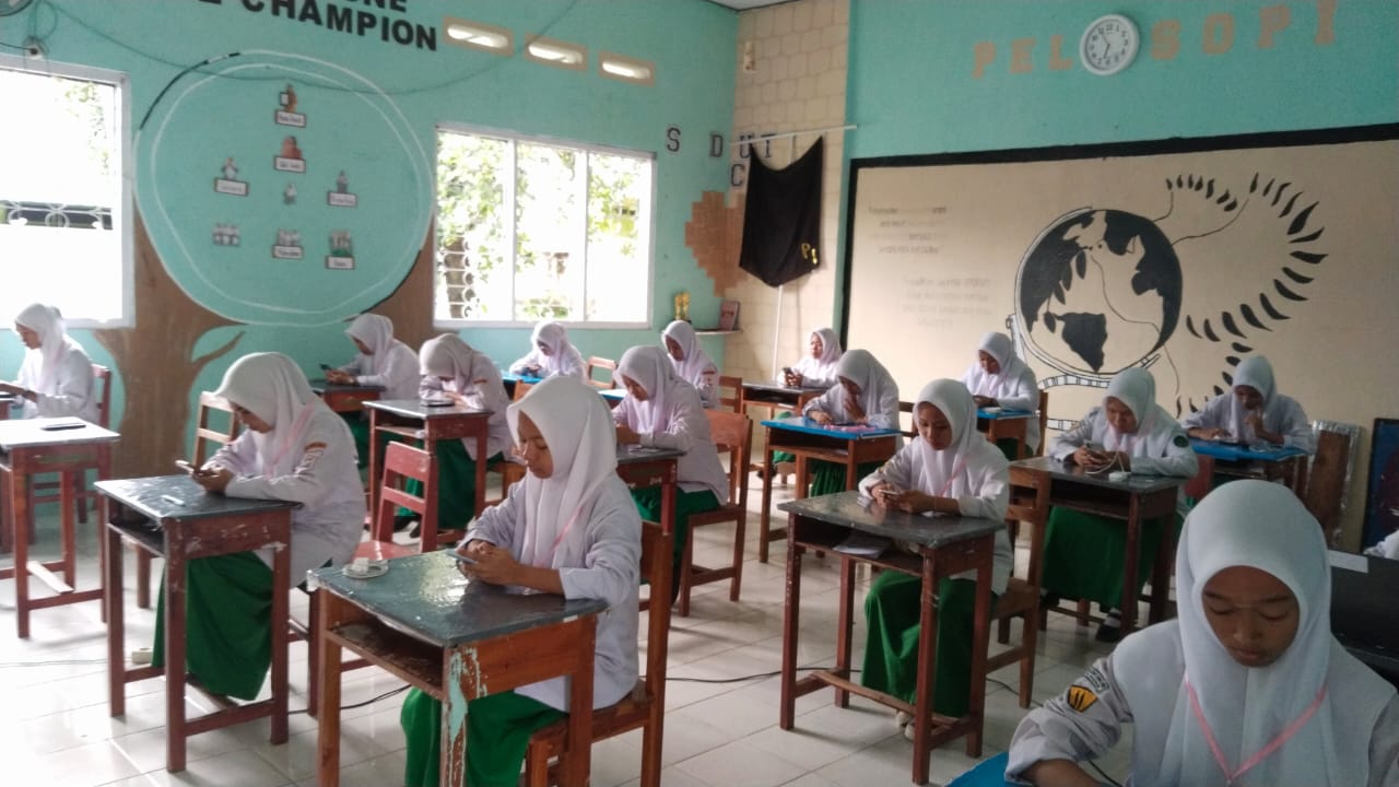 Siswi MA DDI Lil Banat mengikuti Ujian Madrasah dengan penuh semangat meski sedang berpuasa