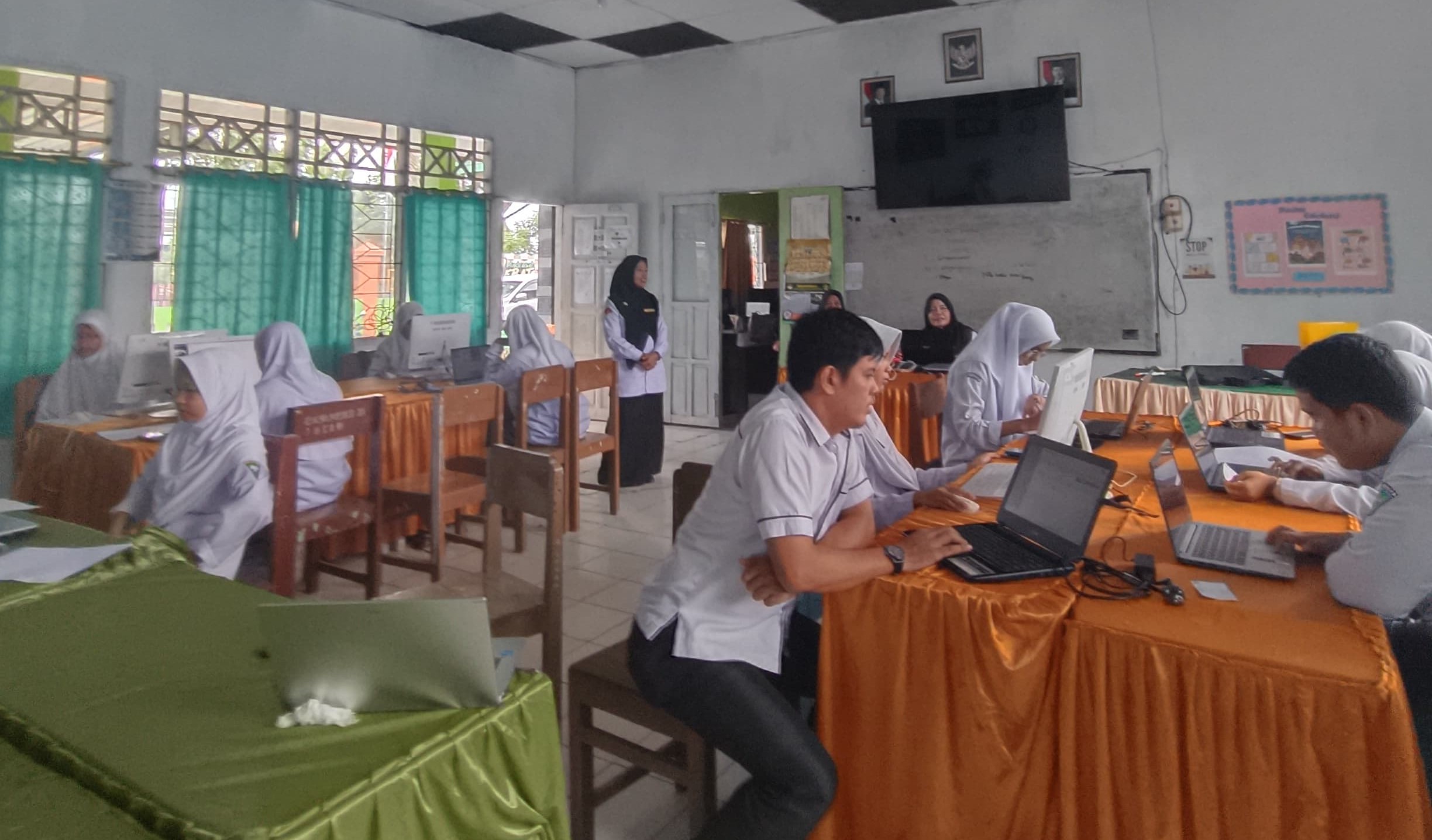 Wakamad MAN 4 Bone Pantau Simulasi OSNK bersama Proktor