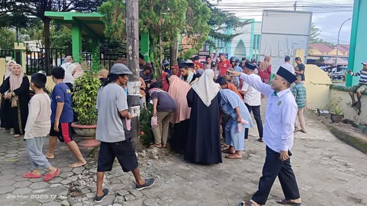 Suasana pembagian takjil oleh DWP Kemenag Takalar