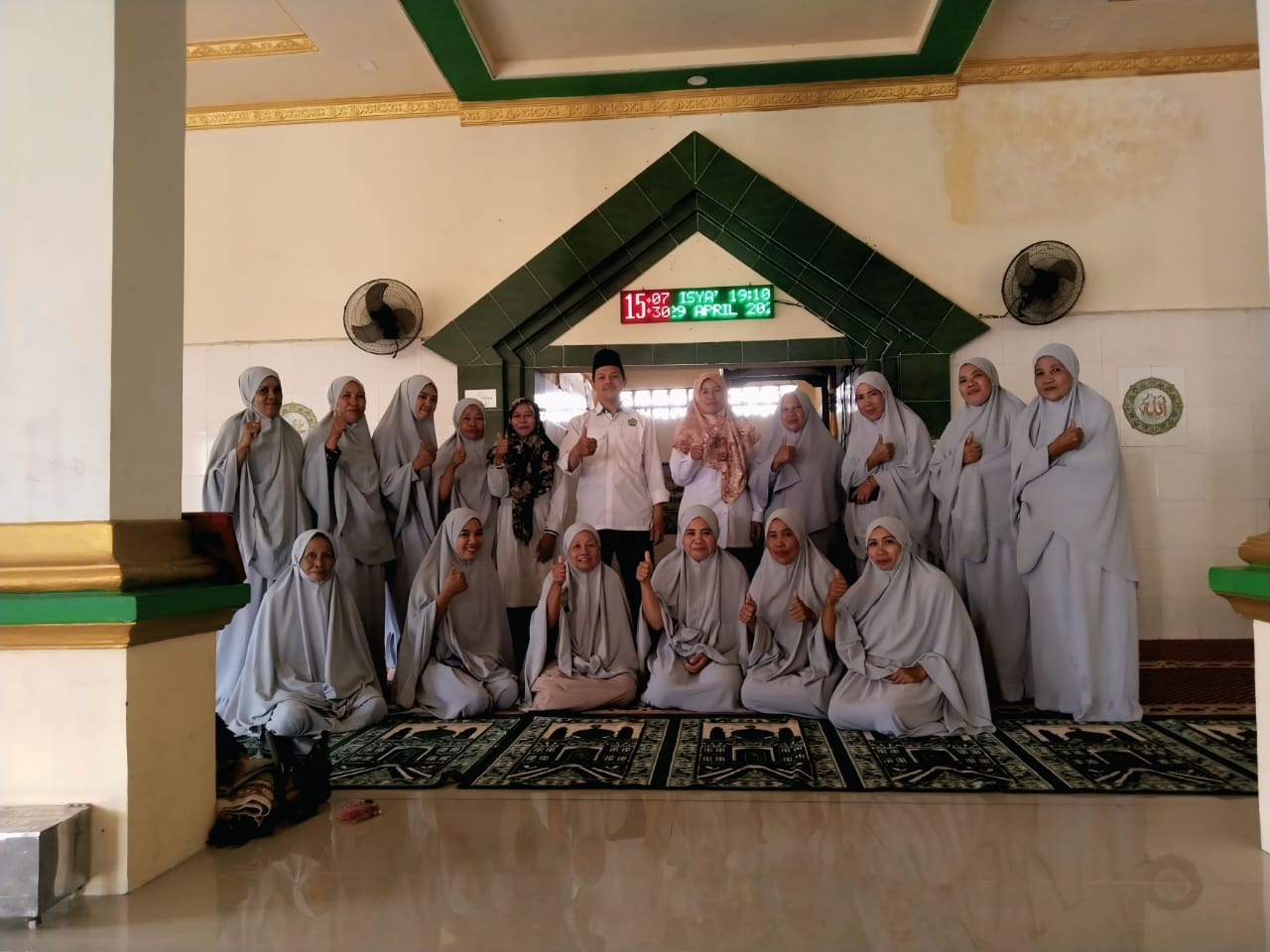 Kepala KUA Bantimurung H. Mustafa bersama majelis taklim Nurul Karim Lopi-Lopi. (Foto: ist)
