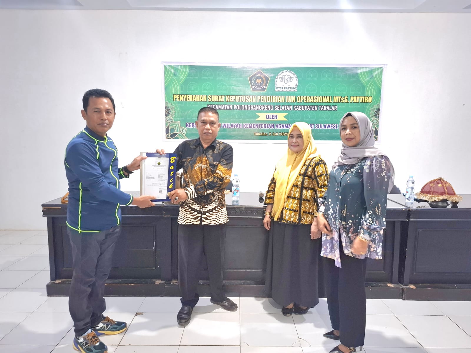 Kepala seksi Penmad Dr. H. Mohammad Yahya saat penyerahan IJOP