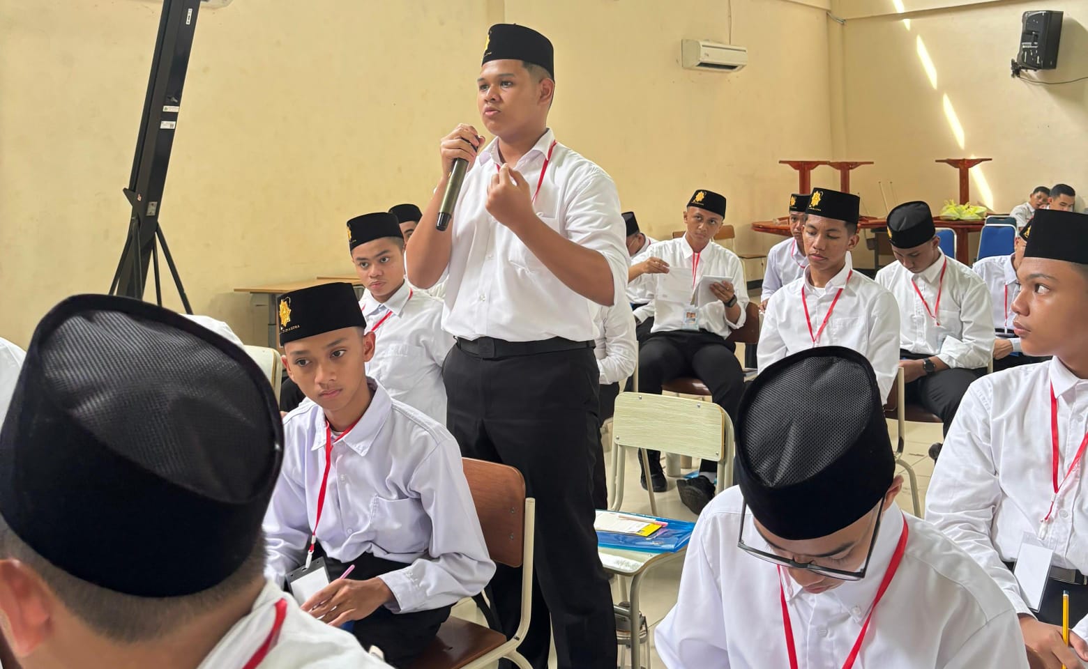 Para siswa tampak antusias berinteraksi