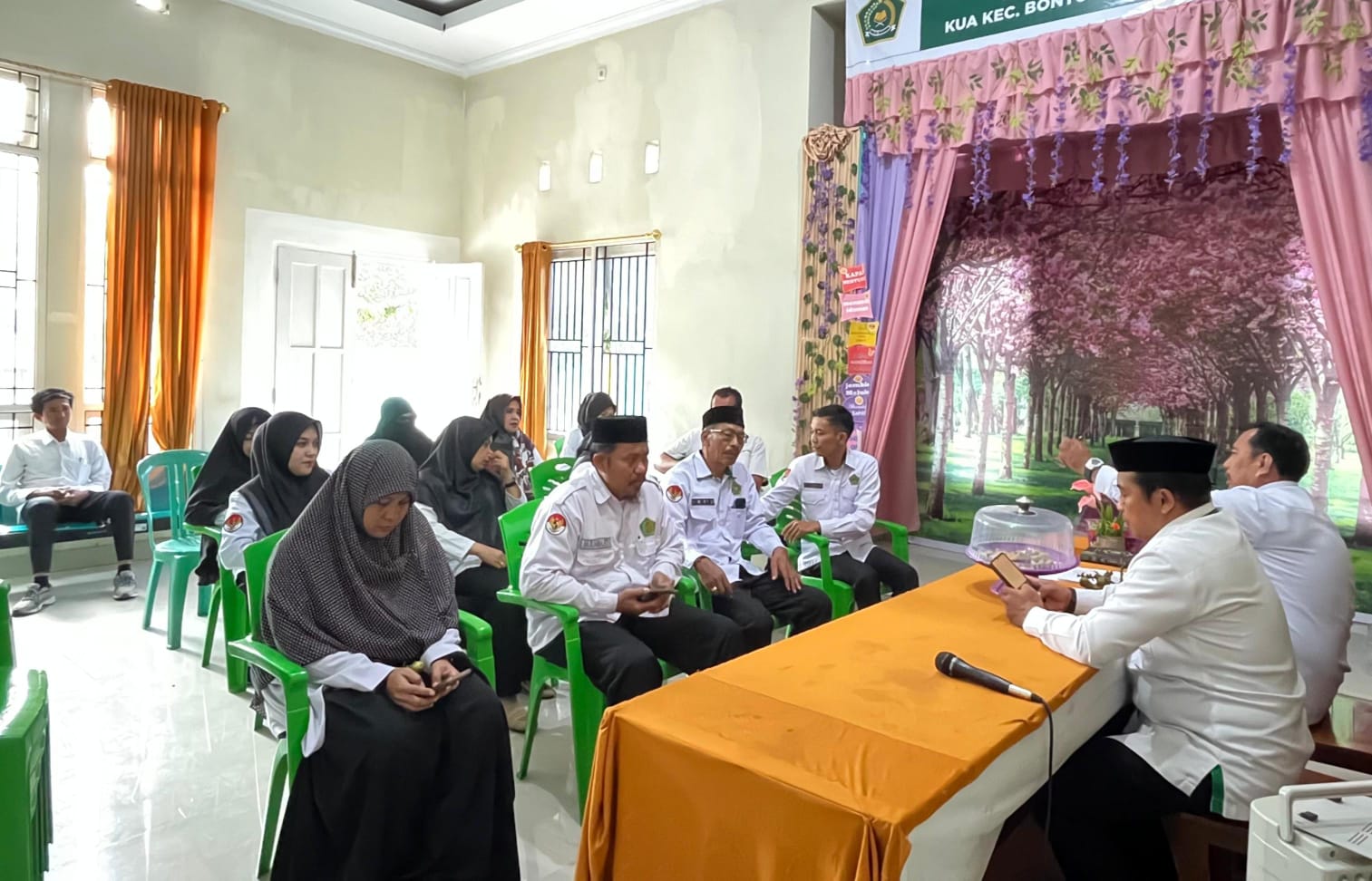 Suasana rakor di aula KUA Bontomarannu