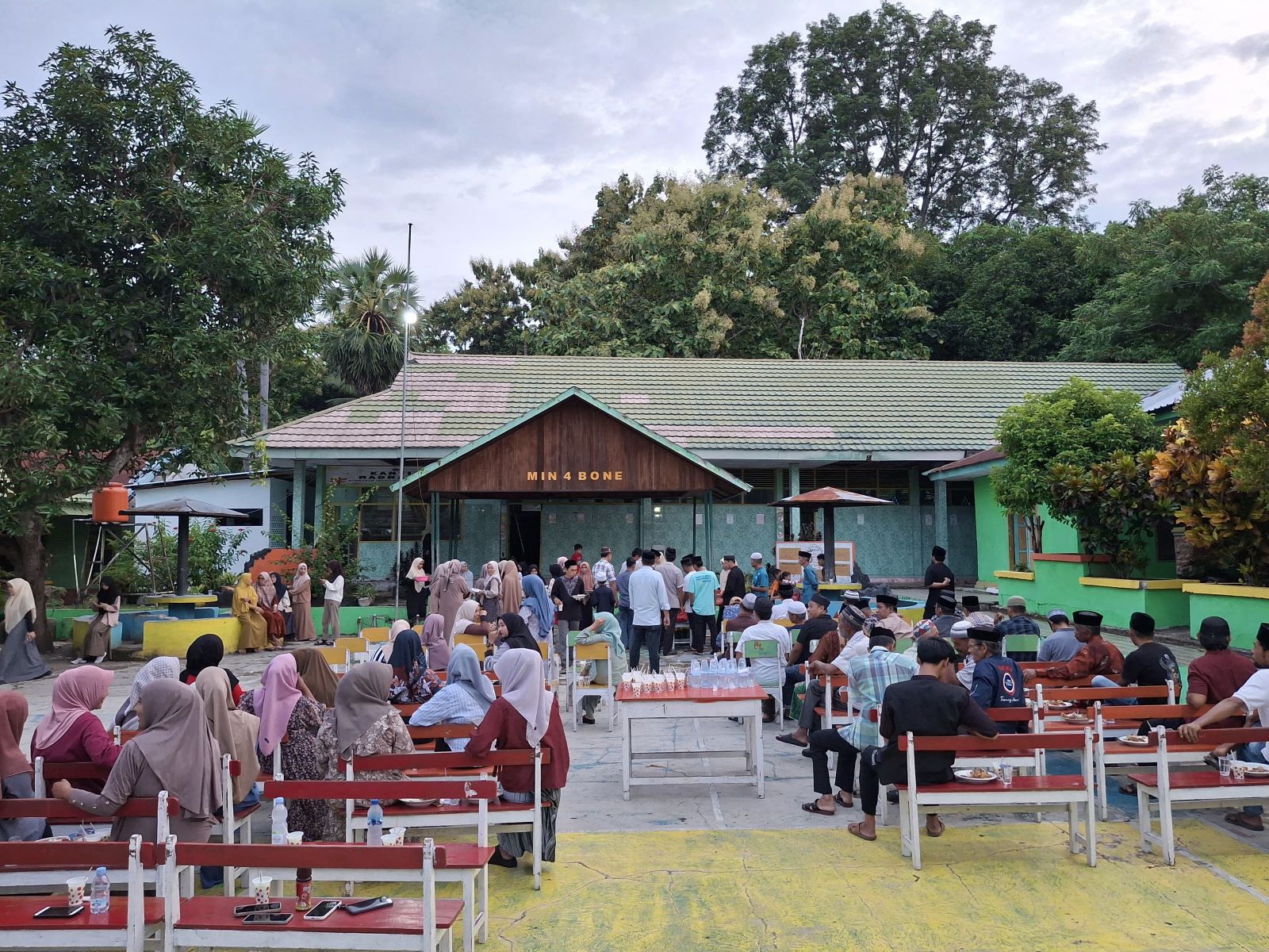 Suasana Buka Puasa Bersama Di lapangan MIN 4 Bone