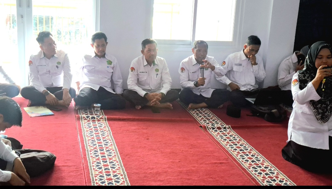 Kakankemenag Kota Makassar H.Irman saat, memberikan arahan