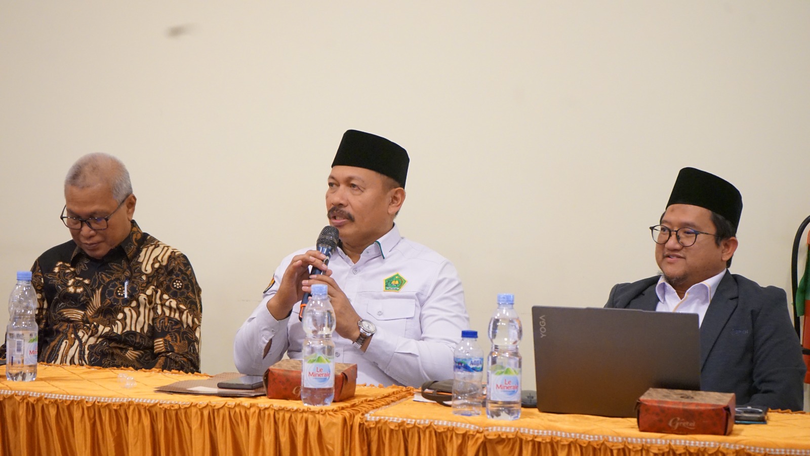 Kakanwil Kemenag Sulsel Dr. H. Ali Yafid, S.Ag, M.Pd.I memaparkan materi pada kegiatan FGD yang digelar oleh BPKH, Senin 10 Feberuari 2025