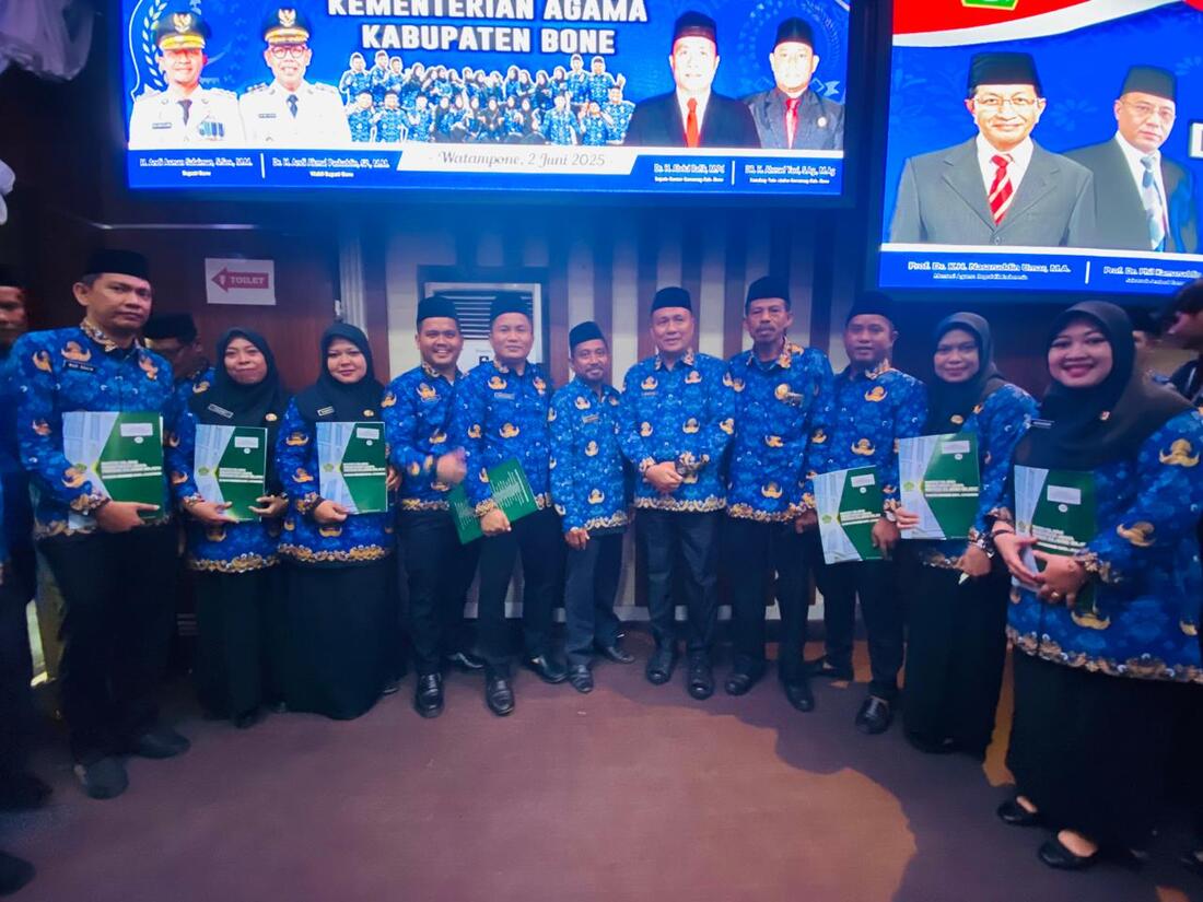 foto bersama kepala KUA Dua Boccoe di acara pelantikan