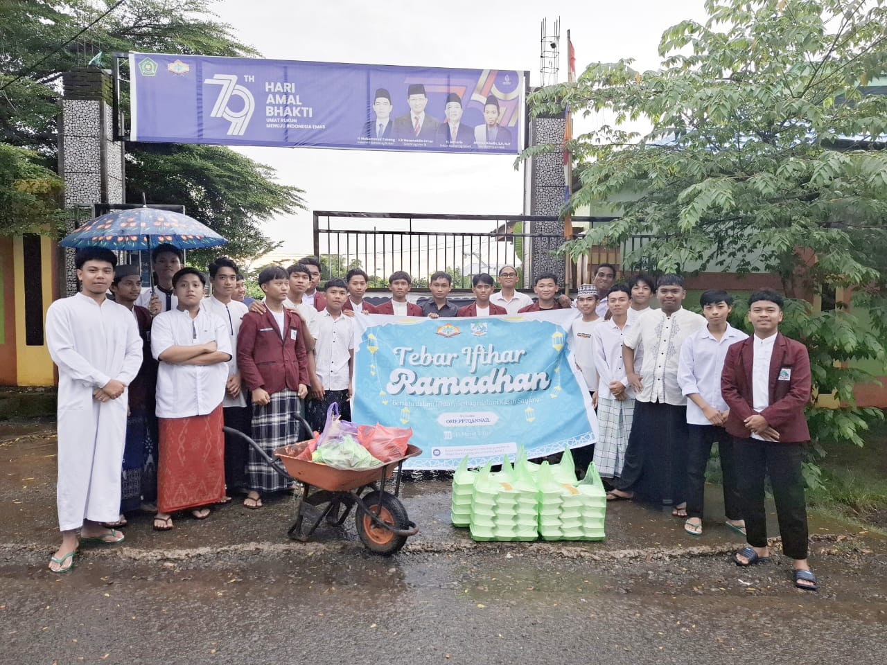 Para siswa sebelum berbagi ifthar