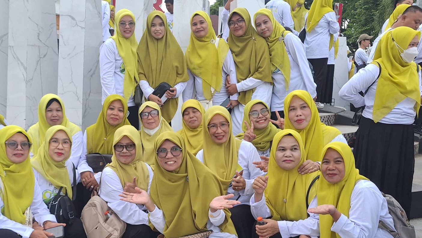 ASN MTsN 1 Bone Semarakkan Gerak Jalan Kerukunan HAB ke-80 Kementerian Agama