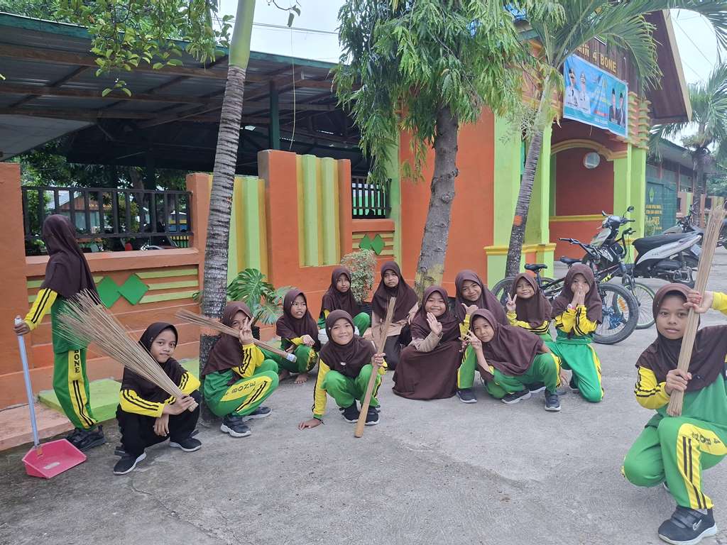 Peserta didik MIN 4 Bone bahu-membahu membersihkan halaman madrasah dalam kegiatan Jumat Bersih, wujud nyata kepedulian terhadap lingkungan sejak usia dini