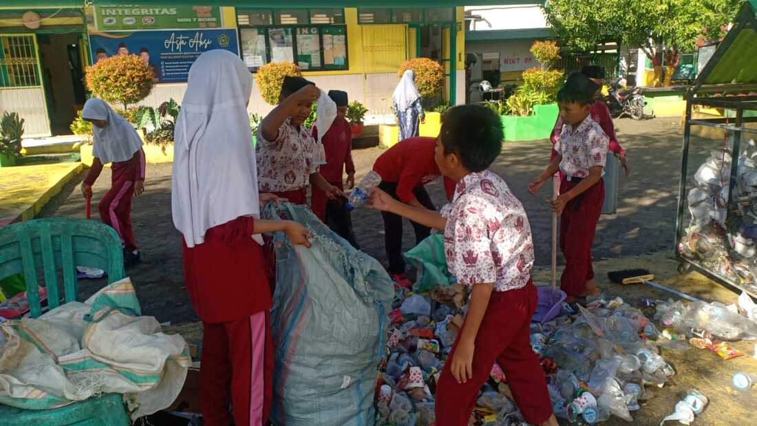 Peserta didik Kelas VI B memilah sampah plastik