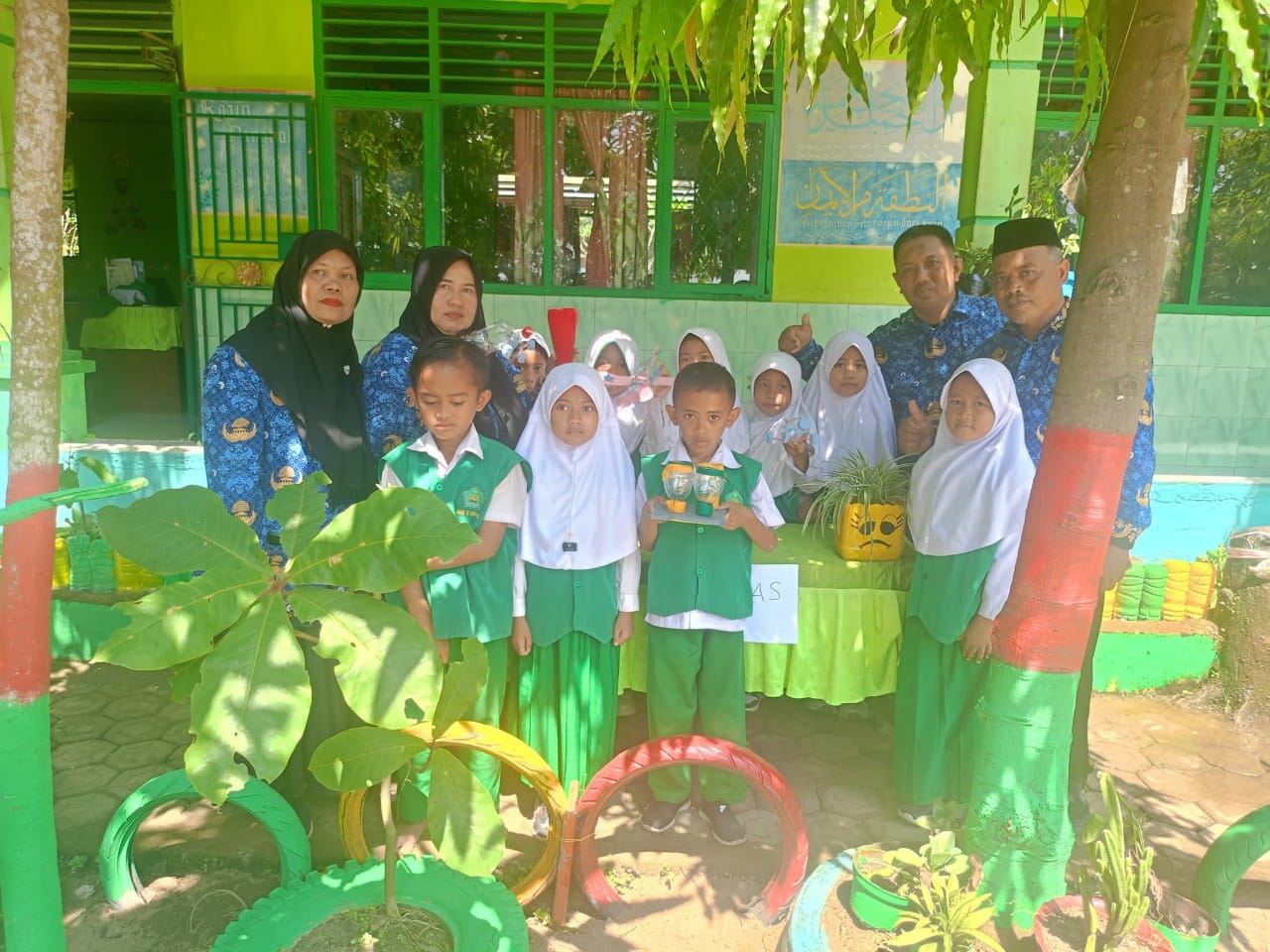 Foto bersama di salah satu karya siswa