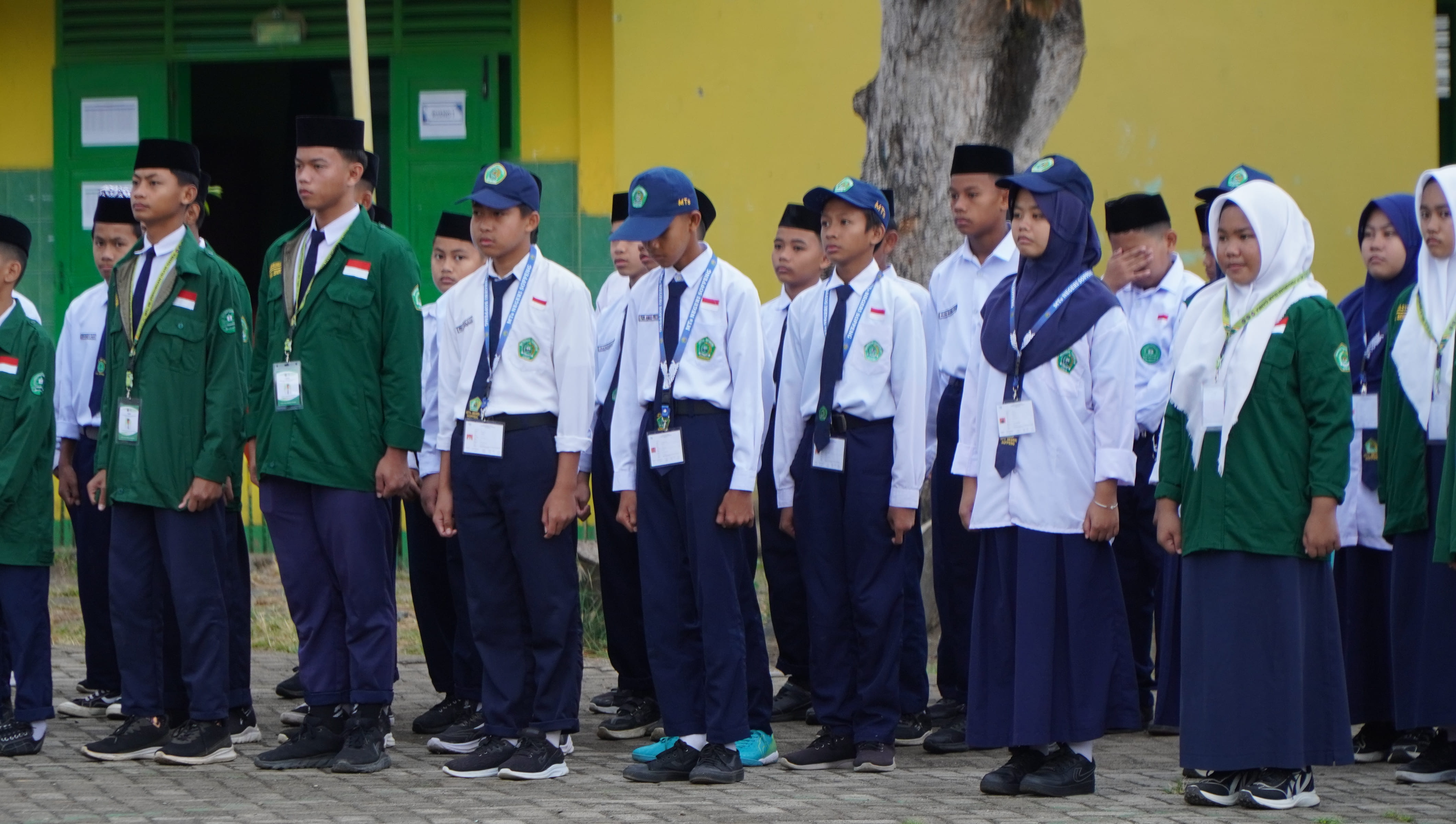 Peserta Olimpiade Madrasah Indonesia (OMI) 2025 tingkat Kabupaten Soppeng berbaris rapi saat pembukaan, siap menunjukkan prestasi dan bersaing menuju tingkat provinsi