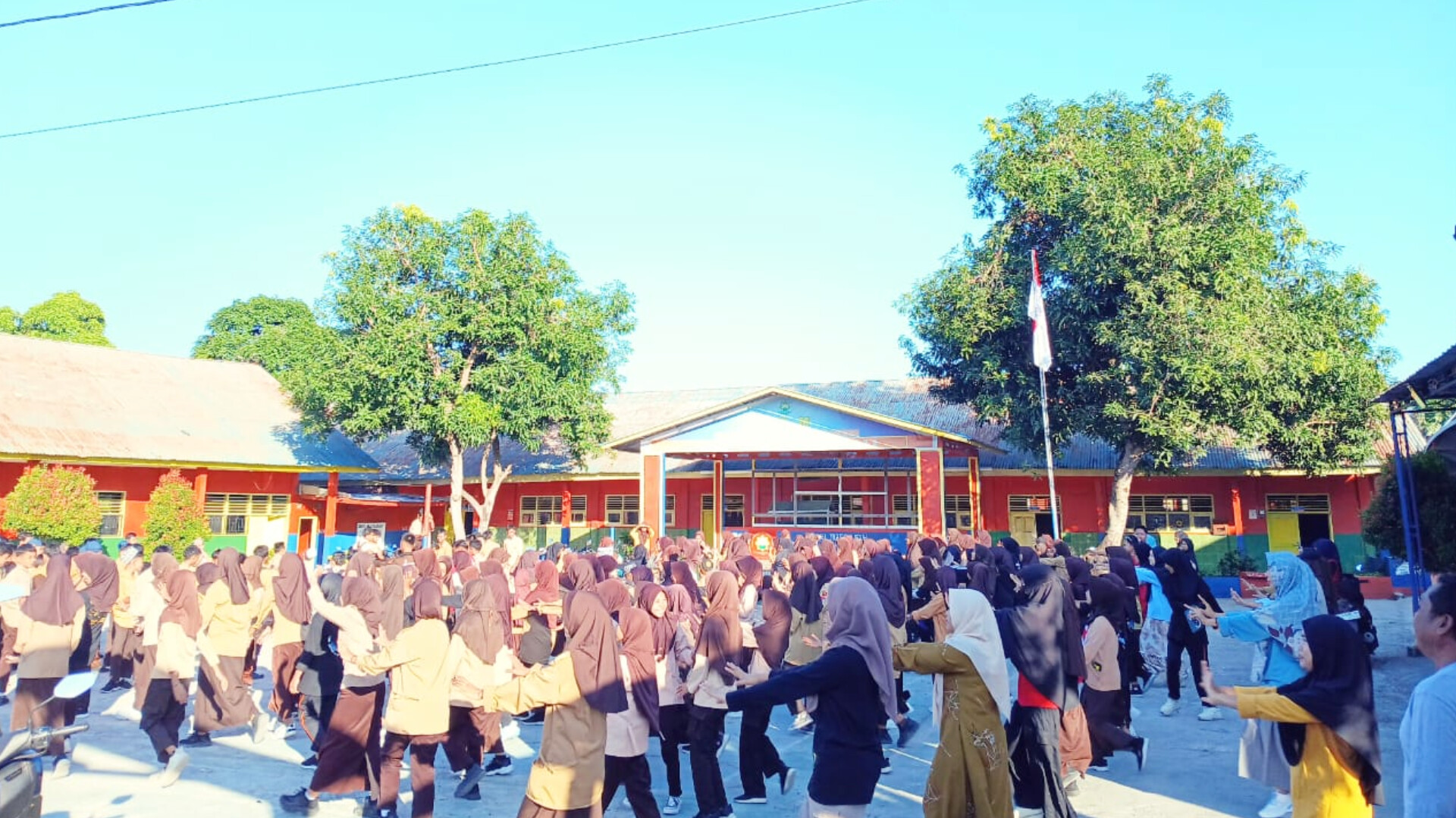 MTs dan MA Al Mansur Biangloe Rutin Gelar Senam Jumat Pagi (Foto: Humas Al Mansur Biangloe)