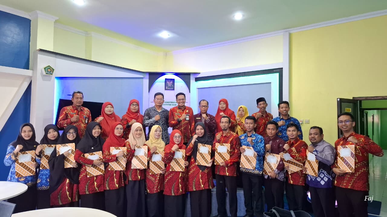 16 Pendidik lingkup Kemenag Sinjai tampak bahagia menerima SK Redistribusi ke daerah asal