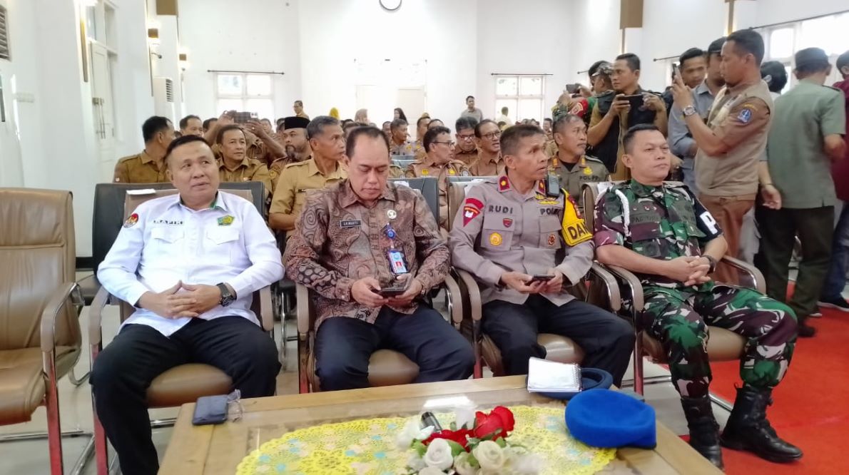 Kakan Kemenag Bone kenakan PDL Putih saat hadiri Rakor Forkopimda Bone