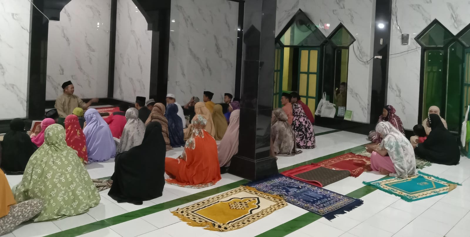 Peserta fokus menyimak