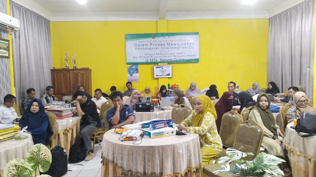 Para guru dan staf fokus menyimak paparan Kamad