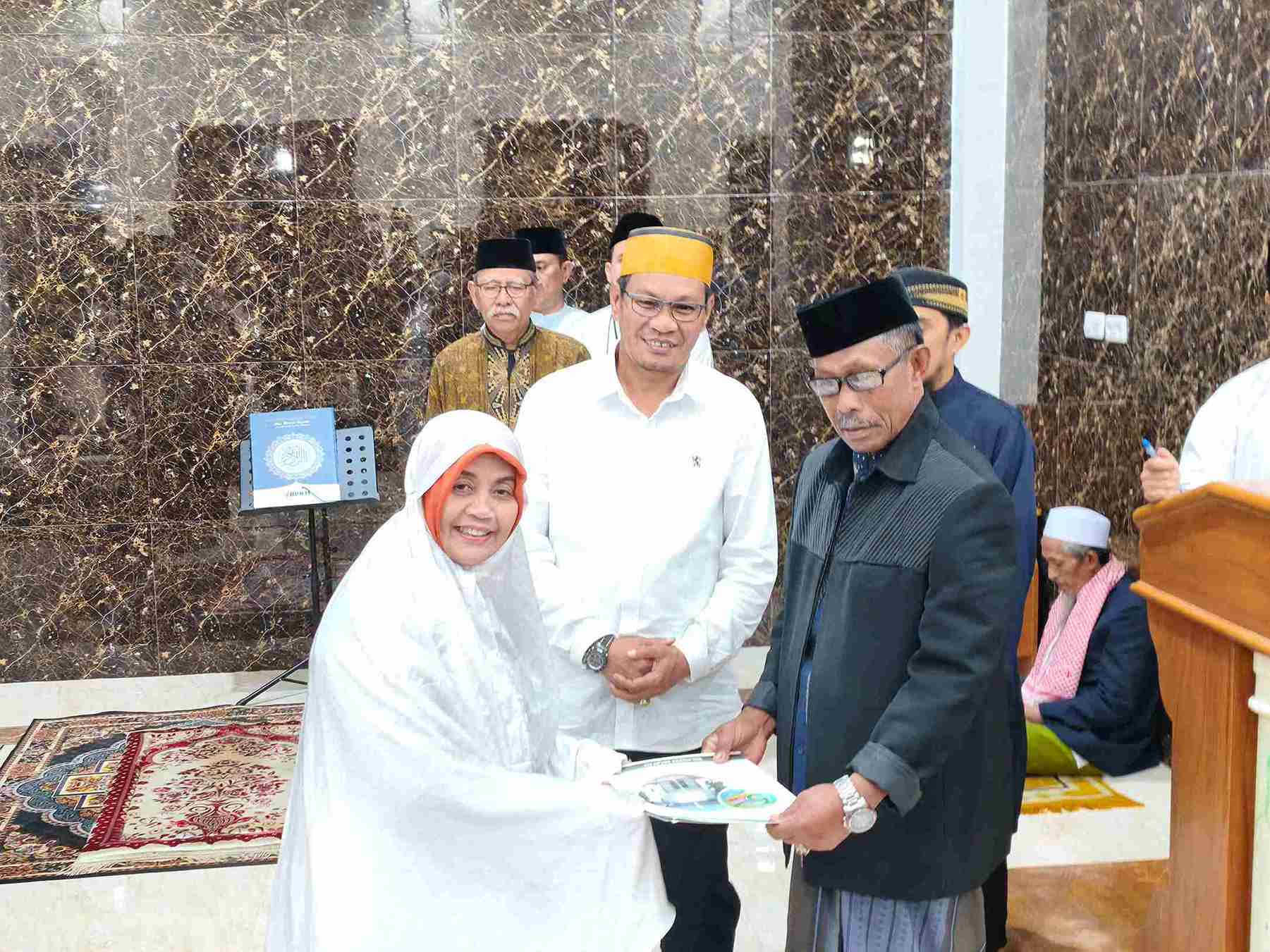 Bantuan keagamaan dari Kemenag Sinjai diserahkan kepada pengurus Masjid oleh Bupati