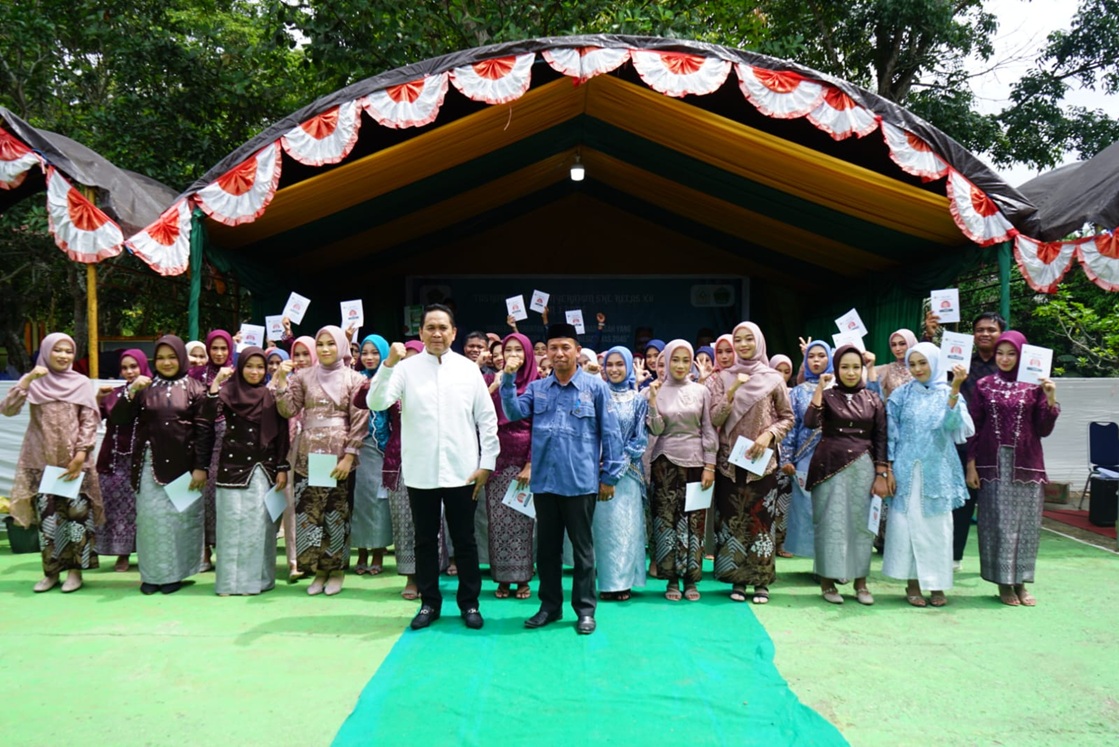 Foto bersama para siswa kelas XII yang dinyatakan lulus bebas tes PTN Tahun 2025