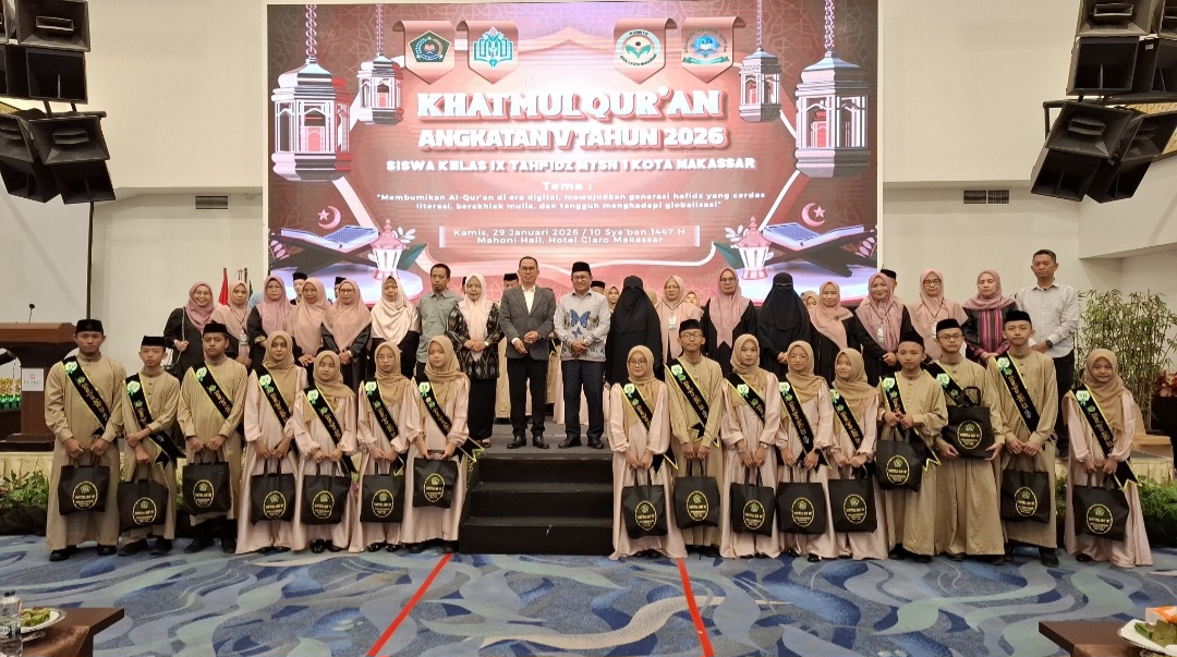 Kabid Pendidikan Madrasah Kanwil Kemenag Sulsel Foto Bersama para Tahfiz Al Qur'an pada Khatmul Qur’an Angkatan V Tahun 2026 MTsN 1 Kota Makassar