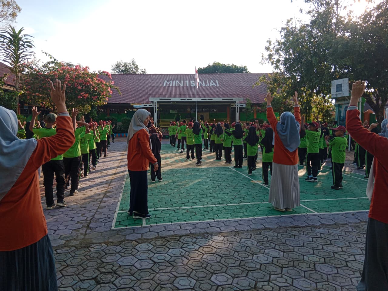 Kegiatan Senam Sehat Bersama MIN 1 Sinjai