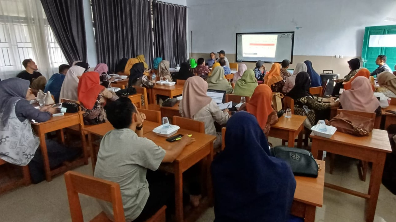 Rapat ASN MTsN 1 Bone Bahas Pembagian Tugas Pemenuhan Eviden ZI